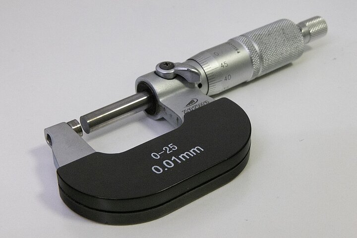 śruba mikrometryczna