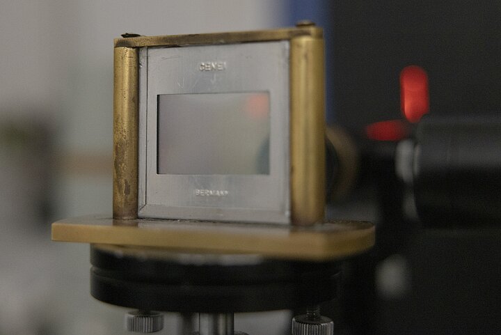 Siatka dyfrakcyjna przy stanowisku laboratoryjnym do spektrometrii optycznej