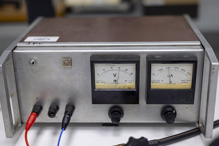 zasilacz przy stanowisku laboratoryjnym z kriogeniki