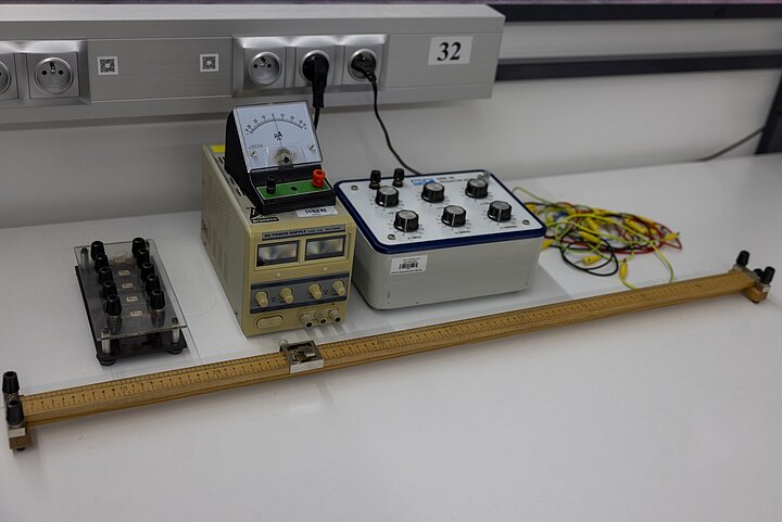 Stanowisko laboratoryjne z mostkiem Wheatstone'a