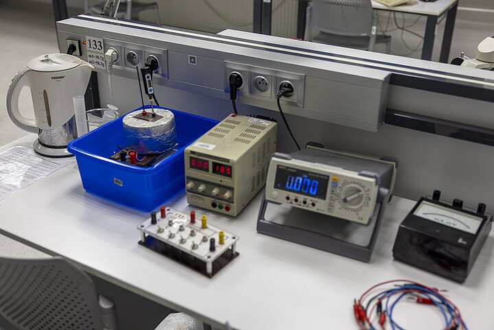 Zdjęcie stanowiska laboratoryjnego z elementem peltiera