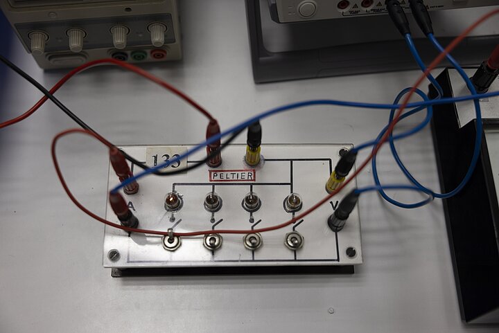 Płytka z żarówkami do stanowiska laboratoryjnego z elementem peltiera