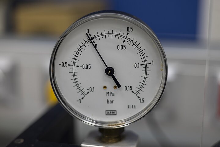 wakuometr przy stanowisku laboratoryjnym do kriogeniki