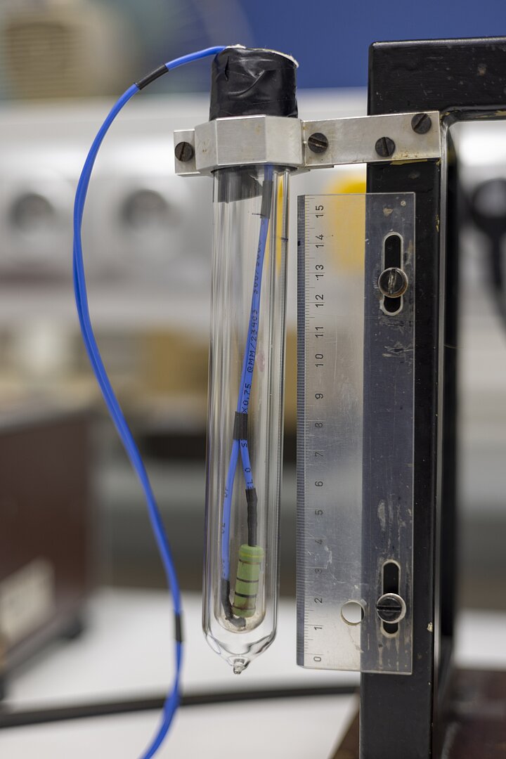naczynie z opornikiem przy stanowisku laboratoryjnym z kriogeniki