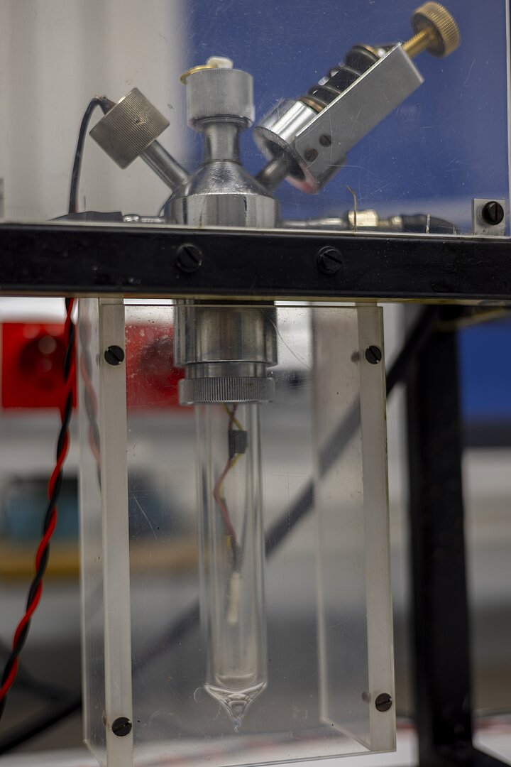 naczynie próżniowe przy stanowisku laboratoryjnym z kriogeniki